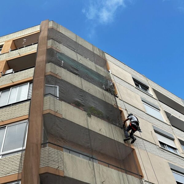 Colocación de Redes en Fachadas de Edificios en Valencia